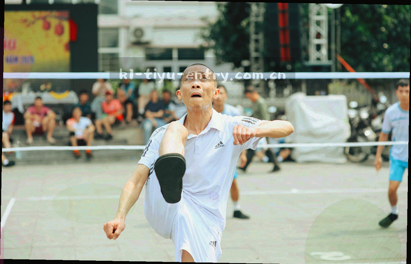 运动员冲刺的动势剪影，橙色与绿色光带贯穿画面，不出现可识别的面部特征