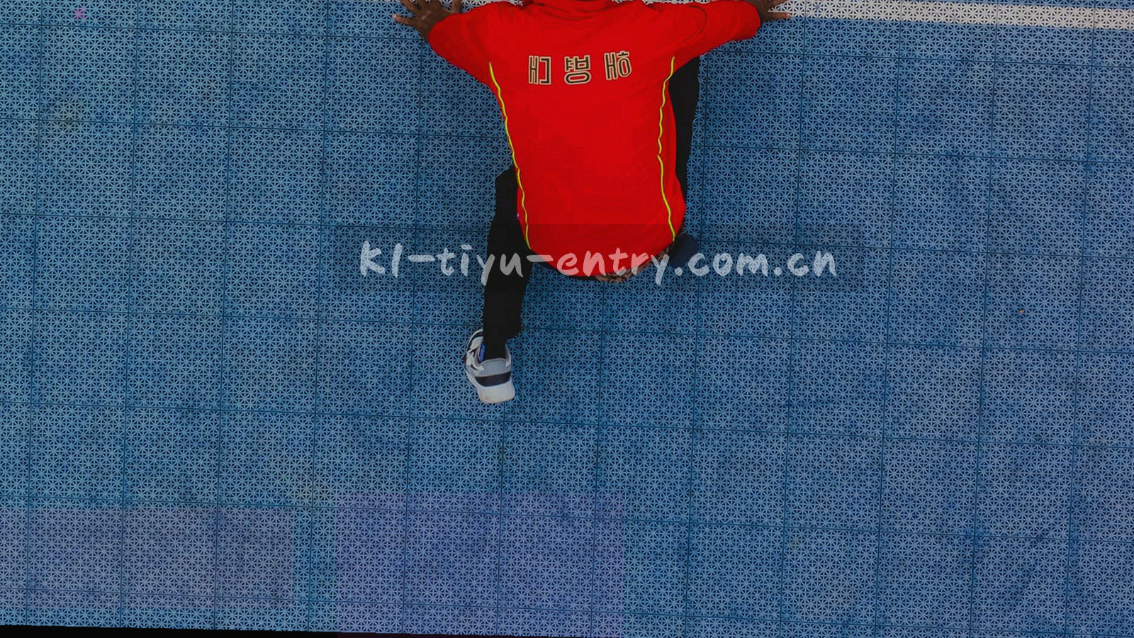 夜晚体育场看台灯光与草坪的对角线构图，光带沿运动方向划过