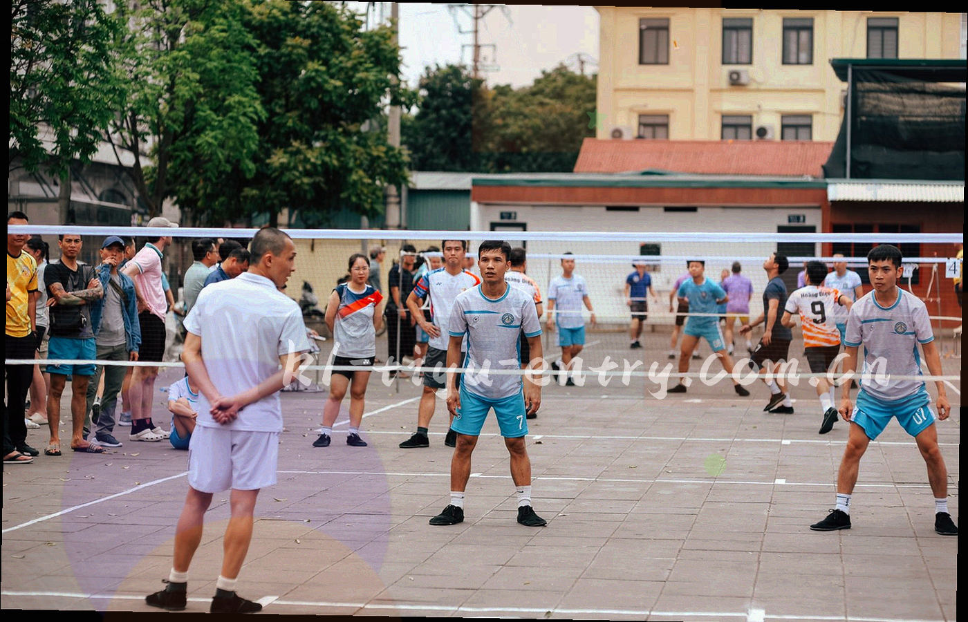 左右并列的两组抽象队形图形，中间用对比箭头连接，两侧标注等宽数字